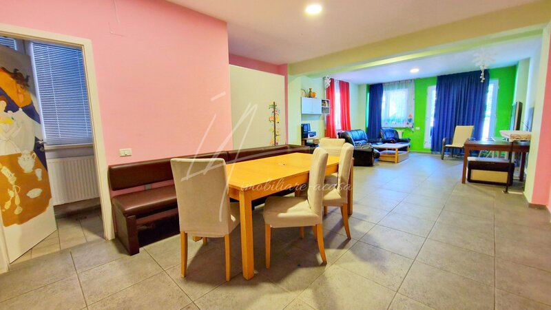 Prelungirea Ghencea apartament rar cu 5 camere si curte de 358 mp