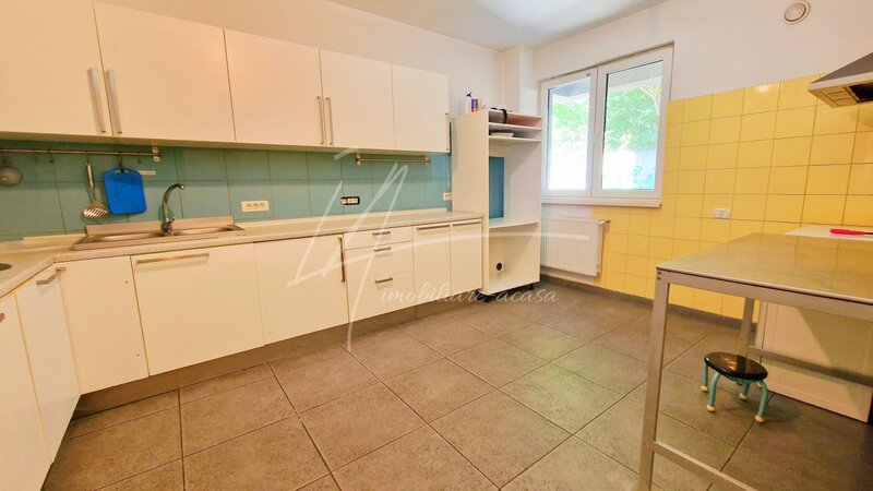 Prelungirea Ghencea apartament rar cu 5 camere si curte de 358 mp