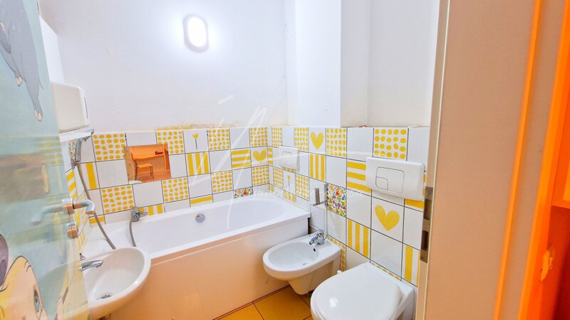 Prelungirea Ghencea apartament rar cu 5 camere si curte de 358 mp